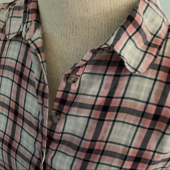 Last chance! 
LOFT pink plaid cotton blend popover button down - Picture 5 of 9